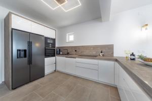 Кухня или мини-кухня в VILLA FUX ZRCE Novalja - direkt am Strand
