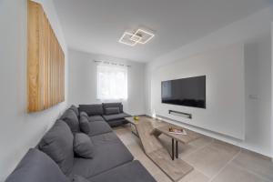 Телевизор и/или развлекательный центр в VILLA FUX ZRCE Novalja - direkt am Strand