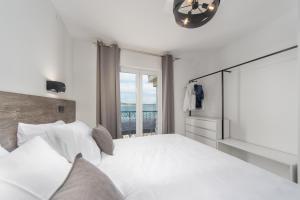 Кровать или кровати в номере VILLA FUX ZRCE Novalja - direkt am Strand