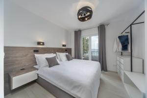 Кровать или кровати в номере VILLA FUX ZRCE Novalja - direkt am Strand