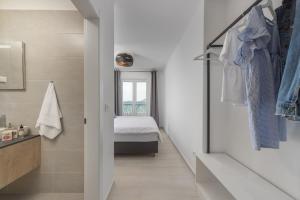 Кровать или кровати в номере VILLA FUX ZRCE Novalja - direkt am Strand