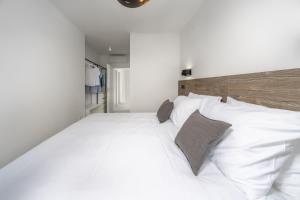 Кровать или кровати в номере VILLA FUX ZRCE Novalja - direkt am Strand