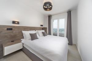 Кровать или кровати в номере VILLA FUX ZRCE Novalja - direkt am Strand