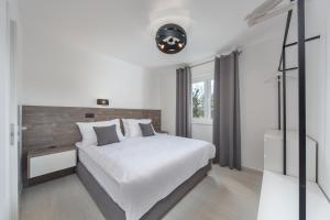 Кровать или кровати в номере VILLA FUX ZRCE Novalja - direkt am Strand