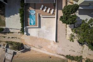 Бассейн в VILLA FUX ZRCE Novalja - direkt am Strand или поблизости