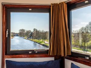 une fenêtre dans un train avec vue sur la rivière dans l'établissement SWEETS - IJdoornlaanbrug, à Amsterdam