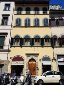 ein Gebäude, in dem Motorräder geparkt sind in der Unterkunft HomEdo B&B in Florenz