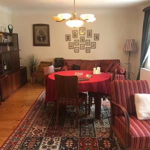 salon z czerwonym stołem i krzesłami w obiekcie Apartment Julijan w mieście Varaždin