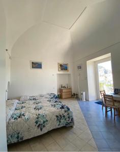 una camera con letto, tavolo e finestra di Lucy's house - comfortable apartment in Amalfi ad Amalfi