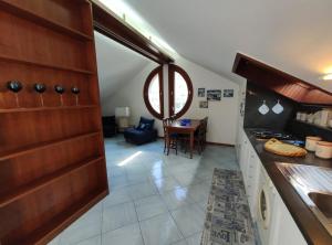 une cuisine avec une table et une salle à manger dans l'établissement Casa Fontana, à Sorrente