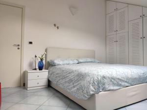 - une chambre blanche avec un lit et une armoire blanche dans l'établissement Casa Fontana, à Sorrente