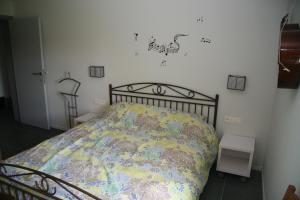 Rúm í herbergi á B&B Aalsters genot