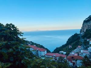 een uitzicht op de oceaan vanaf een berg bij Lucy's house - comfortable apartment in Amalfi in Amalfi
