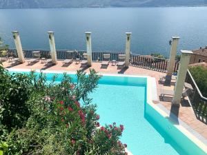 una piscina con vista sull'acqua di Hotel Castell - Montagnoli Group a Limone sul Garda