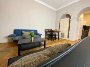 A seating area at P&J Apartamenty Grodzka