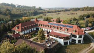 una vista aérea de un edificio con techo en Rácz Tanya és Panzió, en Orfű