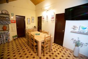 - une salle à manger avec une table et des chaises en bois dans l'établissement Sossego da Natureza - Monte Alentejano, à Grândola