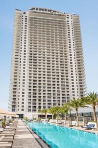 un gran edificio con una gran piscina y palmeras en Hyde Beach House, en Hollywood