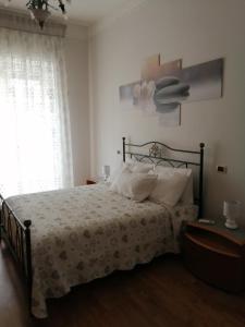 1 dormitorio con cama y ventana en residenza Regina Margherita, en Castellammare di Stabia