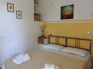 パリヌーロにあるB&B Cristinaのベッドルーム1室(ベッド2台、タオル付)