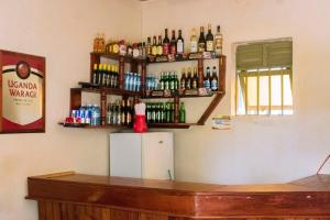 ein Zimmer mit einer Bar mit Flaschen an der Wand in der Unterkunft Palm world Hotels Mbarara in Mbarara