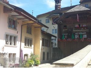 um par de edifícios ao lado um do outro em Au soleil de Gruyères chez Chantal em Gruyères