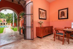 an office with a desk and a wooden table at Art 64 Hotel Boutique - Adults Only in Mérida