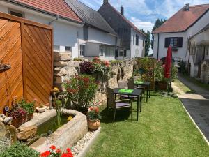 A garden outside Ferienwohnungen zum Briefmarkenhaus