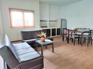uma sala de estar com um sofá e uma mesa em Armonia Village Resort and Spa em Chumphon