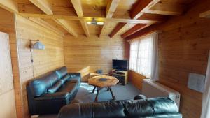 ein Wohnzimmer mit Ledermöbeln und einem Tisch in der Unterkunft Residence Suisse RS1 in Blatten bei Naters