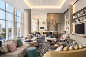 Una sala de estar con un sofá y sillas y un televisor. en Hyde Beach House, en Hollywood