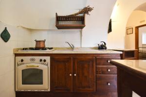 kuchnia z kuchenką i zlewem w obiekcie Agriturismo il Ciliegeto w mieście Locorotondo