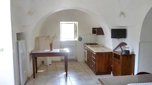 kuchnia ze stołem i oknem w obiekcie Agriturismo il Ciliegeto w mieście Locorotondo +12 zdjęć