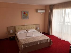 um quarto com uma cama grande num quarto em Hotel Romantic em Mamaia