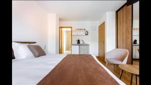 1 dormitorio con 1 cama, 1 mesa y 1 silla en Apartments RUBIK en Sarajevo