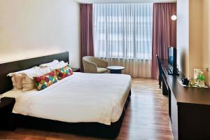 Una cama o camas en una habitación de The LimeTree Hotel, Kuching 37 fotos más