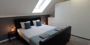1 dormitorio con 1 cama grande y tragaluz en Maarja Apartments en Pärnu