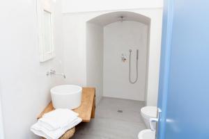 ein Bad mit einem Waschbecken und einem WC in der Unterkunft La Casa Di Gioia in Mottola