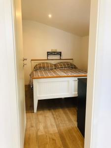 a bedroom with a bed with a wooden floor at Ferienwohnung Eiderblick in Hennstedt
