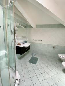 bagno con doccia, lavandino e servizi igienici di La Gemma a Napoli