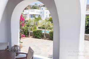 - une vue sur le patio depuis la salle à manger d'une maison dans l'établissement Our Beautiful House in Ornos, Mykonos, à Ornos