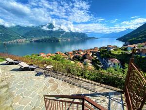 vistas a un lago y a una ciudad en una colina en Il Bellavista, en Lezzeno