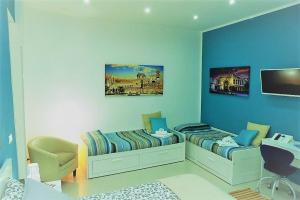 パレルモにあるCasa Principe Maquedaのベッド2台とデスクが備わる客室です。