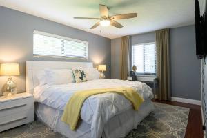 A bed or beds in a room at Paradise Home 3 BR with Heated Pool close to Beach