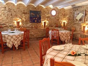 ein Restaurant mit Tischen und Stühlen in einem Zimmer in der Unterkunft Lo Molí de Rosquilles - Adults Only in Masdenverge