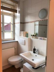 Baño blanco con aseo y lavamanos en Zentraler geht es kaum - in königlicher Nachbarschaft!, en Ludwigsburg