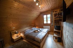 a bedroom with a bed in a wooden cabin at Kogljahrerhütte in Wolfsberg