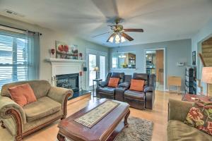 A seating area at Virginia Beach Family House Less Than 1 Mi to Golf Club!