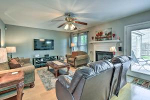 sala de estar con muebles de cuero y ventilador de techo en Virginia Beach Family House Less Than 1 Mi to Golf Club!, en Virginia Beach