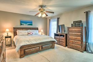 1 dormitorio con 1 cama y ventilador de techo en Virginia Beach Family House Less Than 1 Mi to Golf Club!, en Virginia Beach